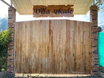 Aviso para portón en madera