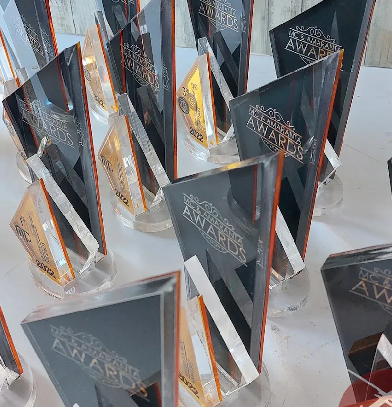 Trofeo clásico con detalles en metal