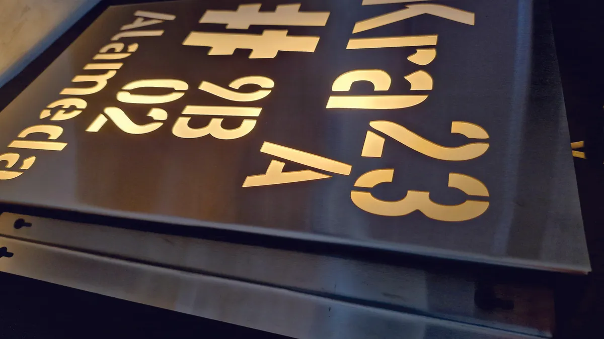 Nomenclaturas con luz de alta gama